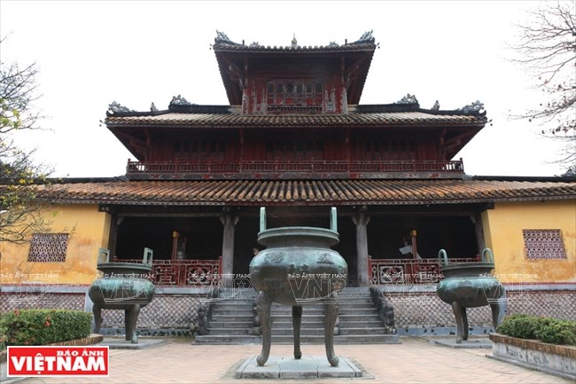 hinh anh quan dao hoang sa va truong sa tren cuu dinh o hue