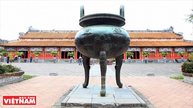 hinh anh quan dao hoang sa va truong sa tren cuu dinh o hue