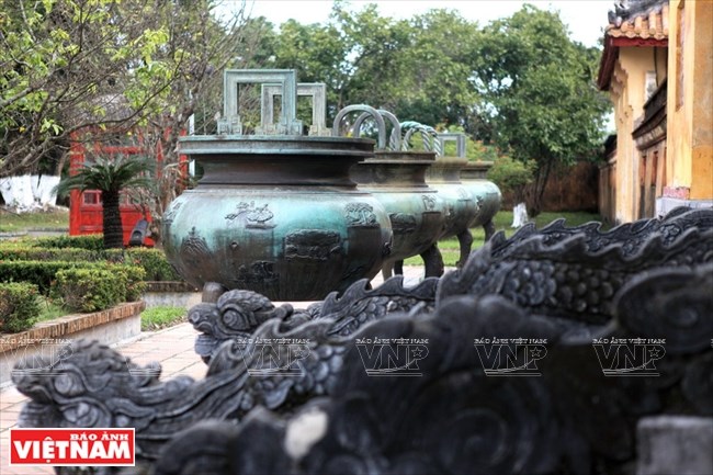 hinh anh quan dao hoang sa va truong sa tren cuu dinh o hue