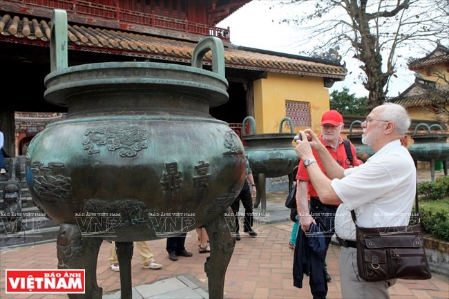 hinh anh quan dao hoang sa va truong sa tren cuu dinh o hue