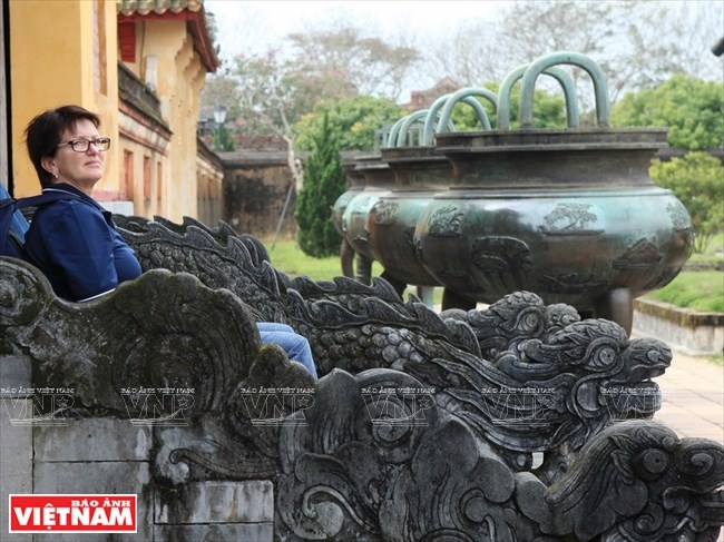 hinh anh quan dao hoang sa va truong sa tren cuu dinh o hue