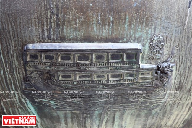 hinh anh quan dao hoang sa va truong sa tren cuu dinh o hue