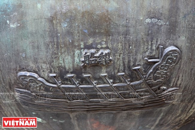 hinh anh quan dao hoang sa va truong sa tren cuu dinh o hue