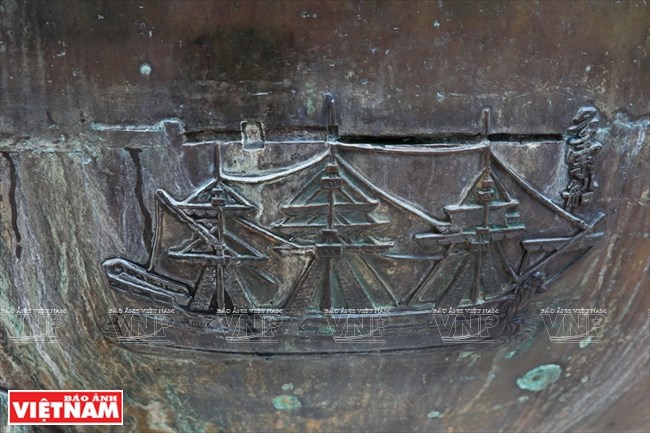 hinh anh quan dao hoang sa va truong sa tren cuu dinh o hue