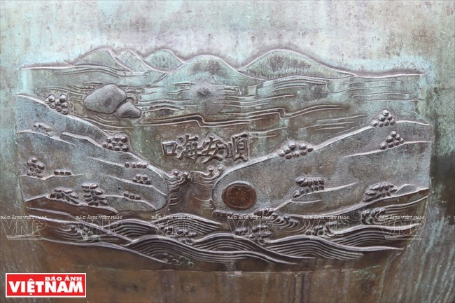 hinh anh quan dao hoang sa va truong sa tren cuu dinh o hue