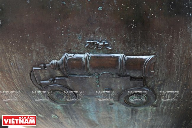 hinh anh quan dao hoang sa va truong sa tren cuu dinh o hue