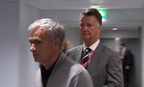 van gaal man utd cua mourinho nham chan hon duoi thoi toi