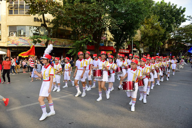 lac da ngua dieu hanh xiec tren ho di bo ho guom