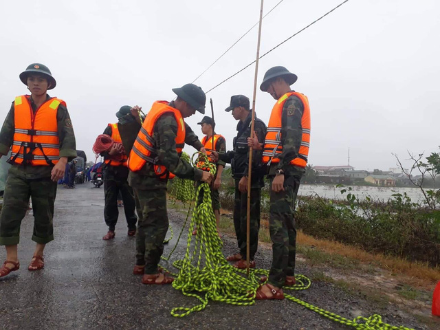 hang tram bo doi cong an ngam minh trong nuoc lanh tim nguoi bi lu cuon