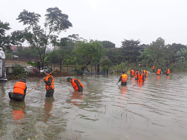 hang tram bo doi cong an ngam minh trong nuoc lanh tim nguoi bi lu cuon