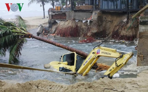 Mưa lũ miền Trung: Nhiều nơi ngập nặng, hủy nhiều chuyến bay