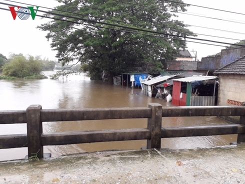 Mưa lũ ở miền Trung làm 6 người chết, hàng chục ngàn ngôi nhà bị ngập