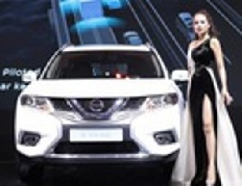 Nissan giảm giá Sunny và X-Trail, Honda tăng giá CR-V