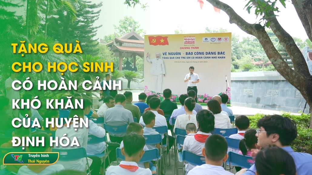 Tặng quà cho học sinh có hoàn cảnh khó khăn của huyện Định Hóa